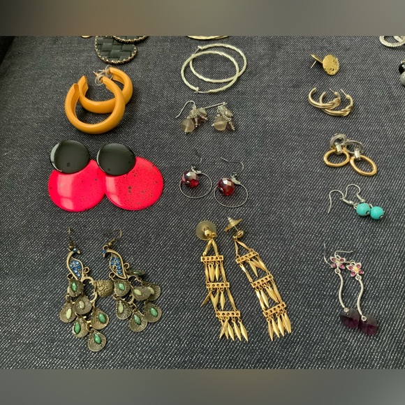 34 pair of Earrings - Picture 5 of 5